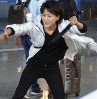 女星摔倒的瞬间，梁咏琪这一跤看着好疼